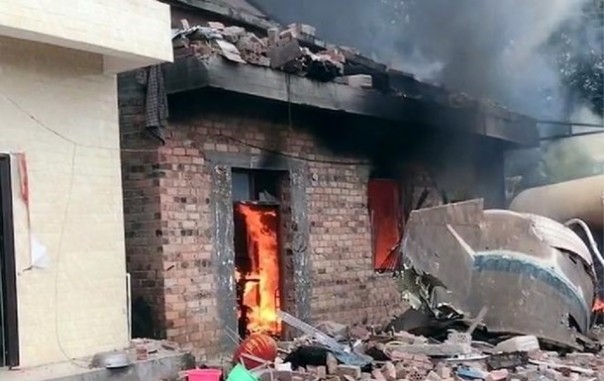 Один из четырех боковых ускорителей китайской ракеты "Чанчжэн" упал на жилой дом