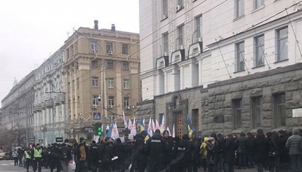 "Предприниматели" за 400 гривен против Кернеса: массовку на пикет под харьковским горсоветом набирали через соцсети