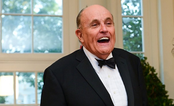 Охладить Порошенко или учить Зеленского? Зачем адвокат Трампа приехал в Киев