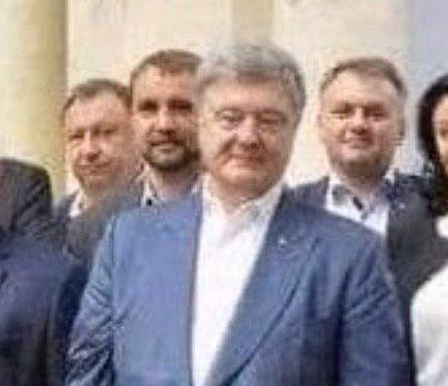 Сеть потешается над новым нелепым фото Порошенко