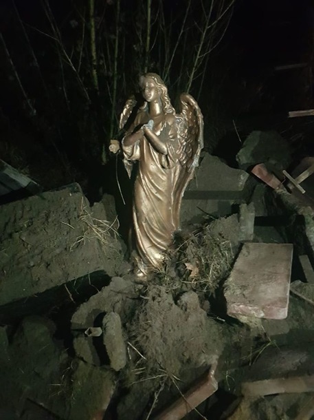 Под Киевом памятник "небесной сотне" и хероям АТЫ выбросили в болото