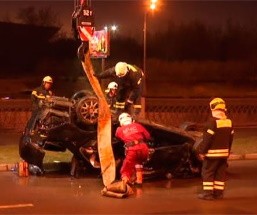 Легковой автомобиль упал в Яузу: два человека погибли