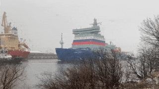 Мощнейший в мире ледокол "Арктика" вернулся в Петербург после испытаний