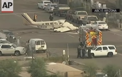 Самолет упал на загруженную трассу