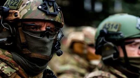 Cпецназ пошёл на штурм суда, где собрались соратники подозреваемой по делу Шеремета (Видео)