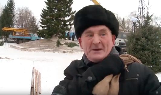 Дед-мем из ролика с ёлочкой рассказал, как ему жилось в 2019 году