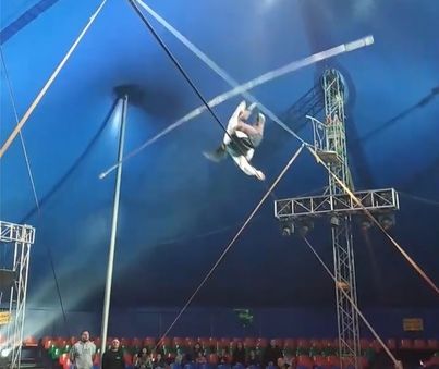 Момент падения акробата во время выступления в Тольятти попал на видео | Гимнастка рухнула с высоты во время выступления во Владивостоке. Видео