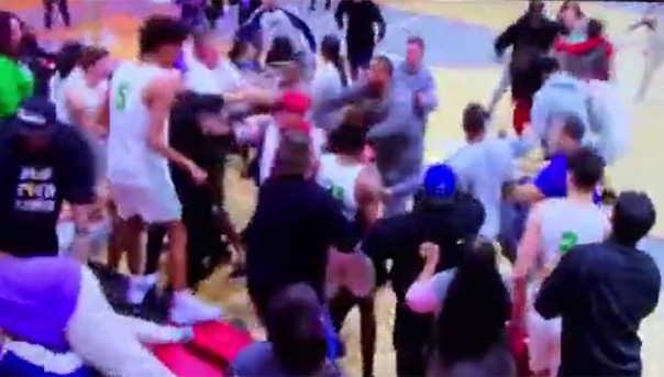 Рукопожатие баскетболистов завершилось массовой потасовкой
