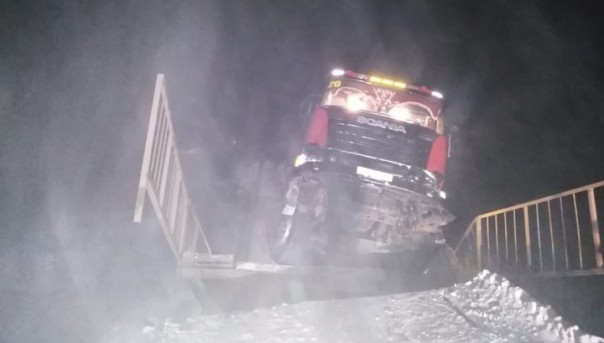 Лесовоз обрушил мост в Иркутской области