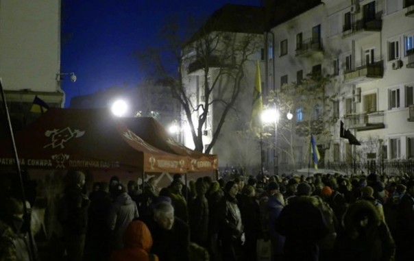 Порошенко забросали яйцами на майдане | На Банковой собирается митинг, ставят палатки