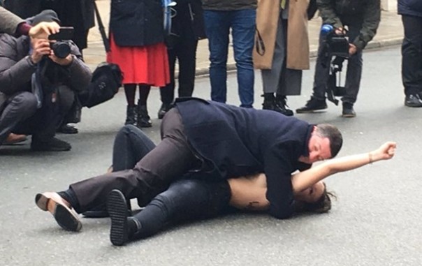 Активистки Femen выбежали топлес перед Елисейским дворцом | В Париже херои АТЫ разорвали российский флаг