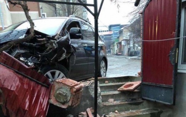 Патрульный "под кайфом" гнался за пьяным и попал в ДТП