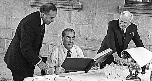 Социализм пал жертвой сговора политбюро и западных спецслужб