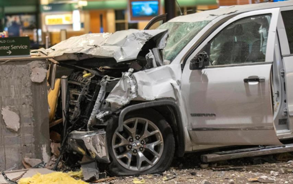 В США джип на огромной скорости протаранил аэропорт