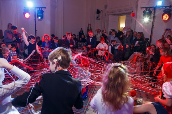 В Петербурге прошла благотворительная елка для детей с нарушениями слуха