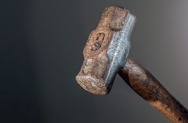 На Урале школьник из мести избил учительницу молотком. Она просила выучить стих