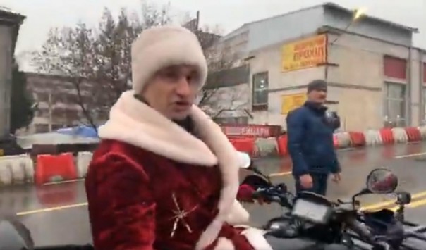 Кличко в костюме Деда Мороза открыл движение по мосту в Киеве