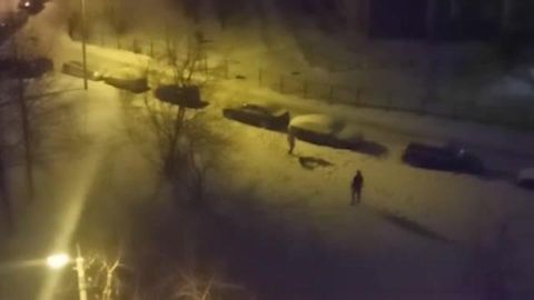 Видео: мужчина устроил стрельбу из автомата в новогоднюю ночь