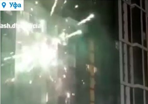 В Уфе новогодние идиоты устроили обстрел дома фейерверками