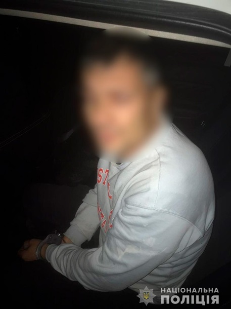 Под Черновцами мужчина с пистолетом и мечом ранил двух людей