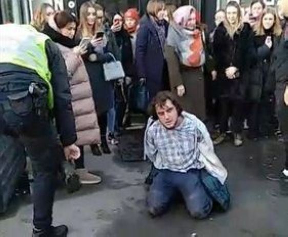 Российская блогерша и националисты «на коленях»