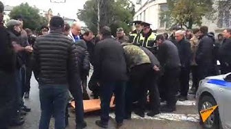 В Сухуми ситуация начинает накаляться. В Абхазии протестующие похитили оружие из администрации президента