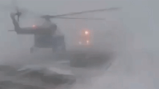 На Ямале вертолёт сел прямо на трассу из-за снежной бури — видео