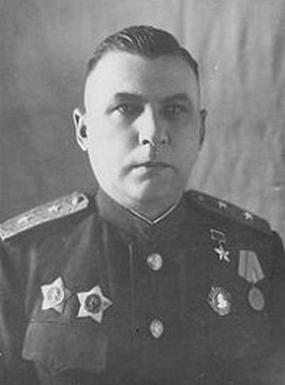 Правосек-заммэра Днепра уничтожает памятник генералу Пушкину