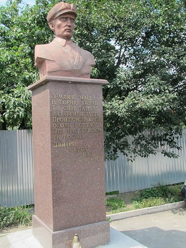 Ивано-Франковск, в котором было уничтожено 50000 евреев, изобилует памятниками их палачам