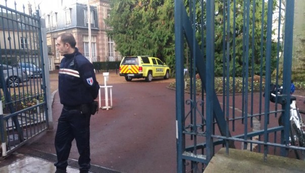 Посетитель открыл огонь в мэрии французского города Дрё