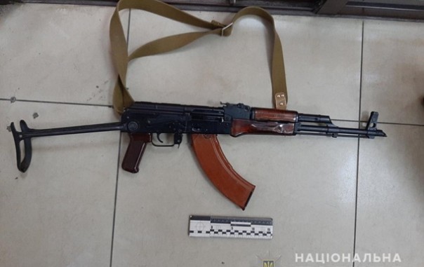 В Харькове мужчина шёл с автоматом в ломбард... не грабить, а сдавать