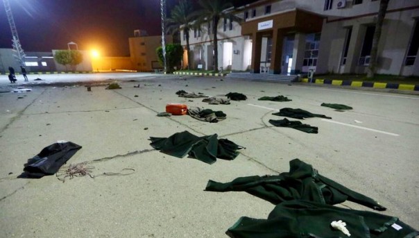 "Прямое попадание ракеты в строй новобранцев". Авиаудар по курсантам в Триполи попал на видео