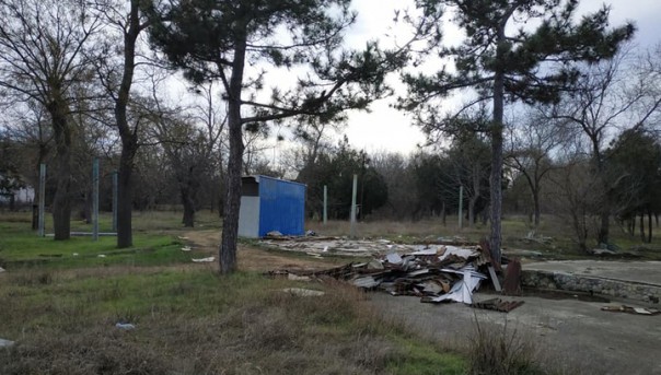 В Евпатории снесли "несуществующий" памятник Ленину