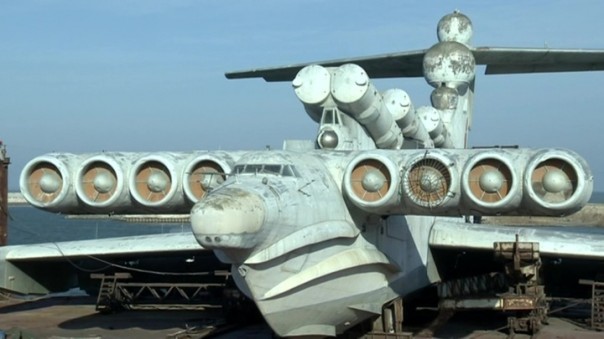 С базы в Каспийске в Дербент везут по воде гигантский самолет-амфибию «Лунь»