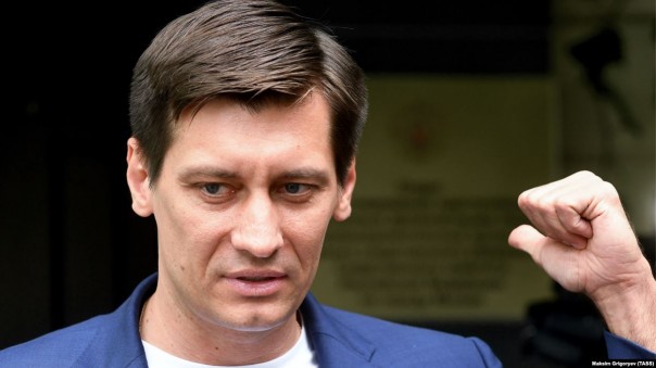 Дмитрий Гудков напоминает про себя на скандальной теме