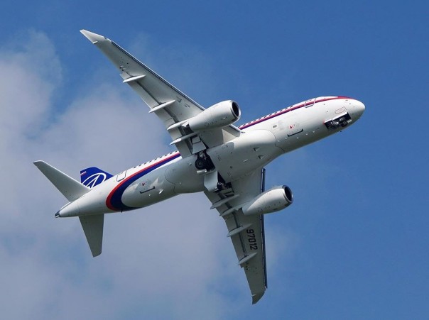 Самолет SSJ100 совершил аварийную посадку во Внуково