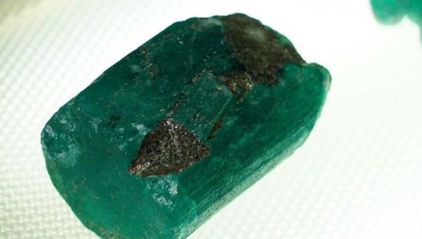 Редчайший изумруд весом в полкилограмма найден на Урале
