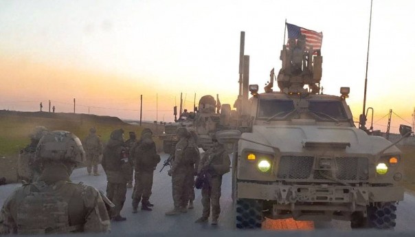 «Российские военные в шапках-ушанках, американцы в шлемах и с оружием»: в сети комментируют фото из Сирии