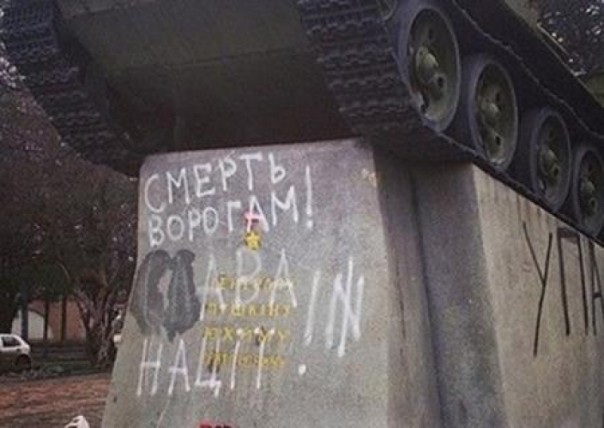 Правосек-заммэра Днепра уничтожает памятник генералу Пушкину