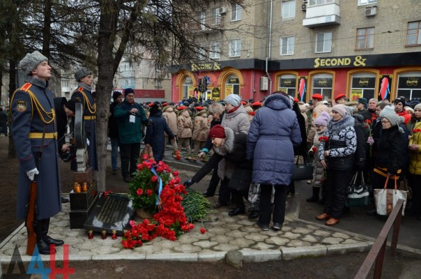 В Донецке почтили память погибших во время обстрела на Боссе