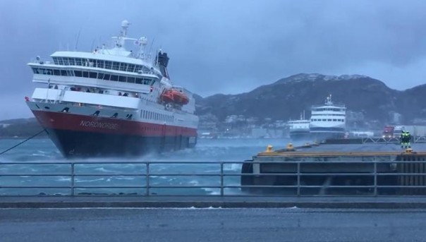 Впечатляющую швартовку круизного лайнера во время шторма сняли на видео