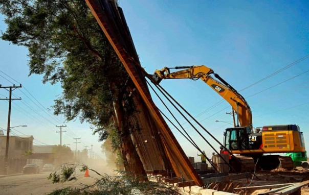 Часть пограничной стены между США и Мексикой рухнула