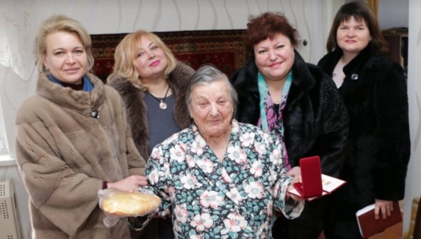 Чиновницы, вручавшие хлеб блокадникам в Керчи, написали заявление об уходе