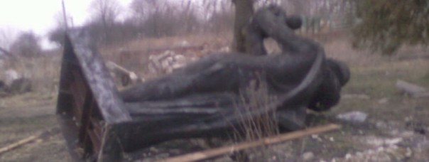 На Украине снесён памятник Львовской дивизии, освобождавшей Освенцим, которой в Польше хвастался Зеленский