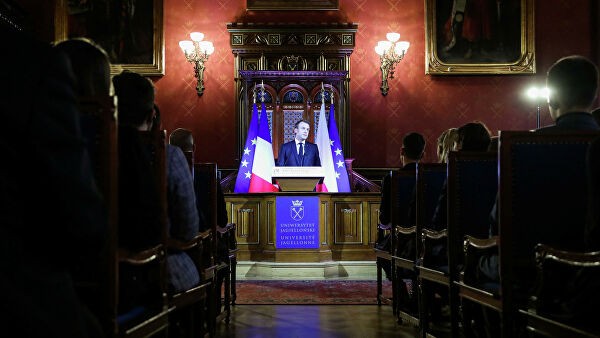 Макрон обвинил Россию в попытках пересмотреть историю Второй мировой