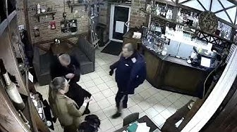 [18+] Экс-хрюмберг накинулся на официантку с ножом, обещая отрезать голову