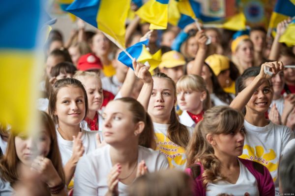 Украинские подростки на распродажу: куда катится Украина?
