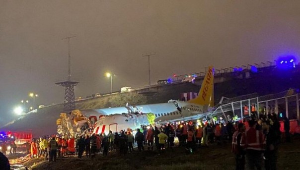 Жесткую посадку пассажирского лайнера в Стамбуле сняли на видео