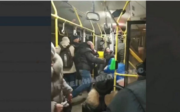 Снимали на видео и не вмешивались: в троллейбуссе на глазах пассажиров псих убил парня