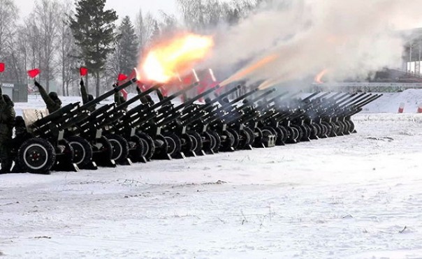 Салют из всех орудий: кадры подготовки к празднованию 23 февраля